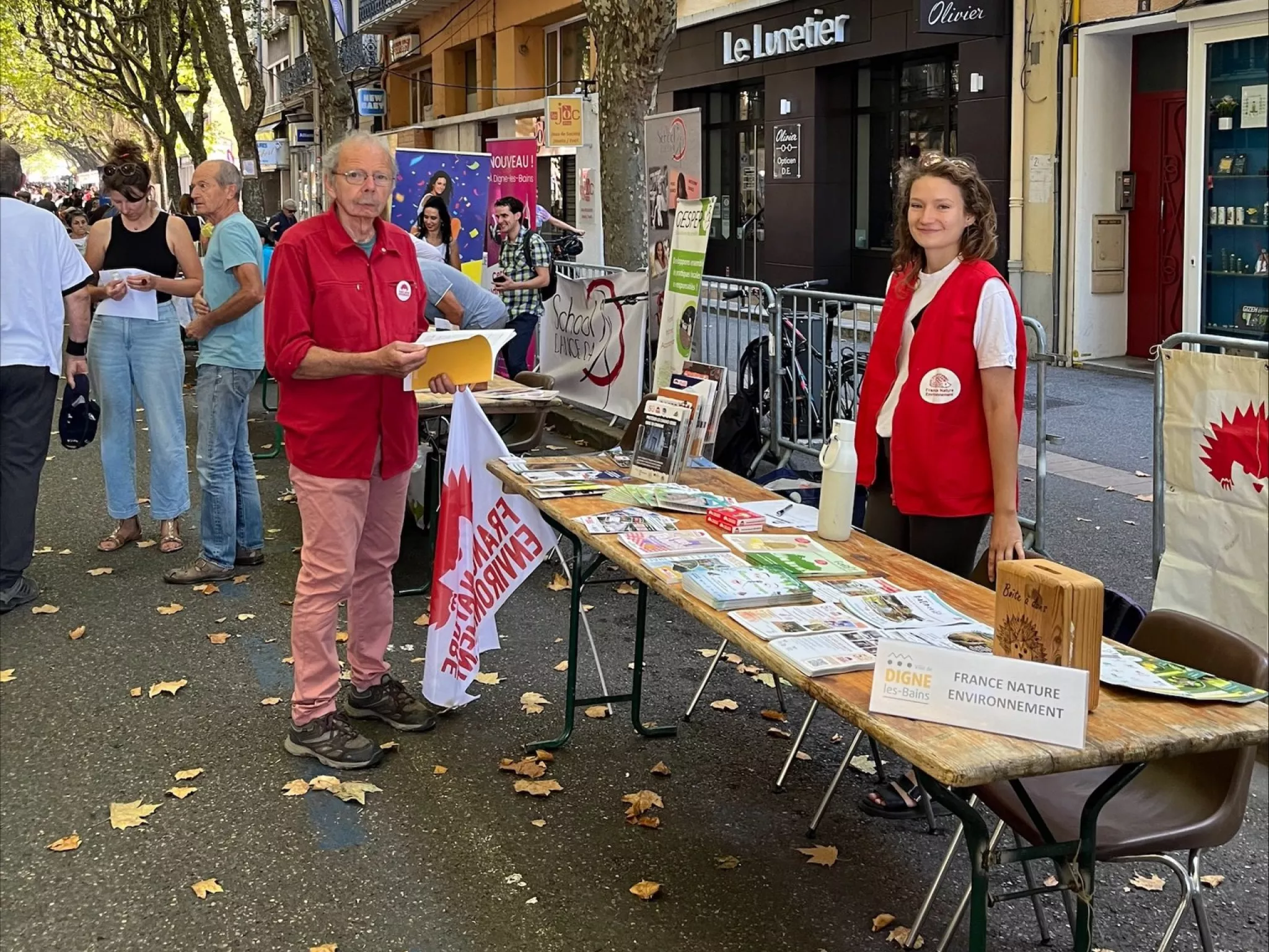 Une salariée et un bénévole FNE04 qui préparent le stand au forum de Digne