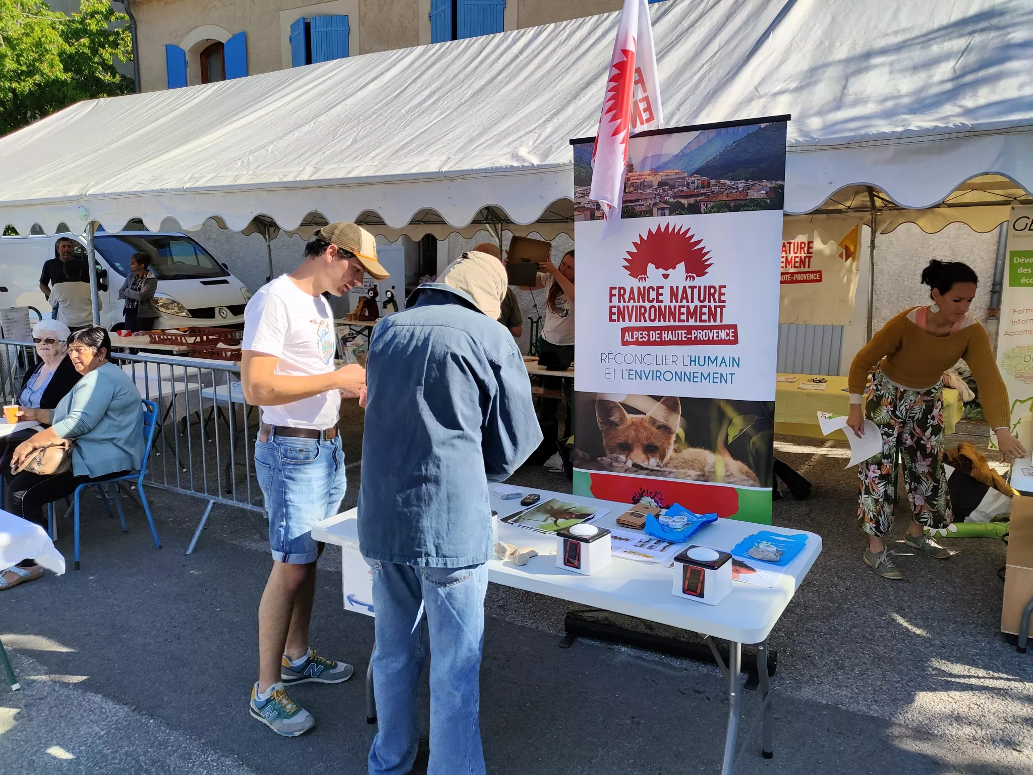 Le stand de FNE 04 au marché aux fleurs de La Bégude