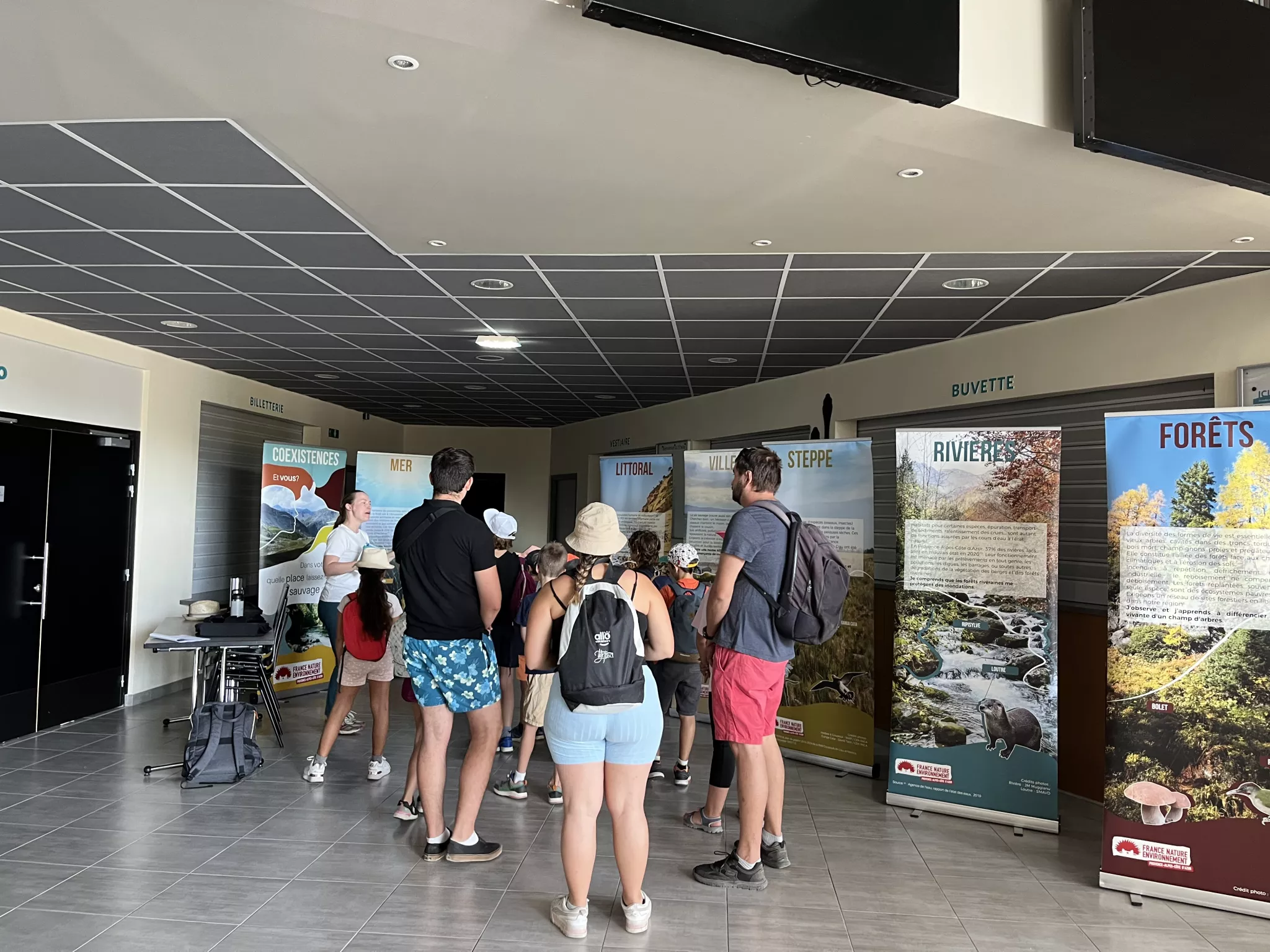 présentation de l'exposition Coexistence à un groupe de personnes