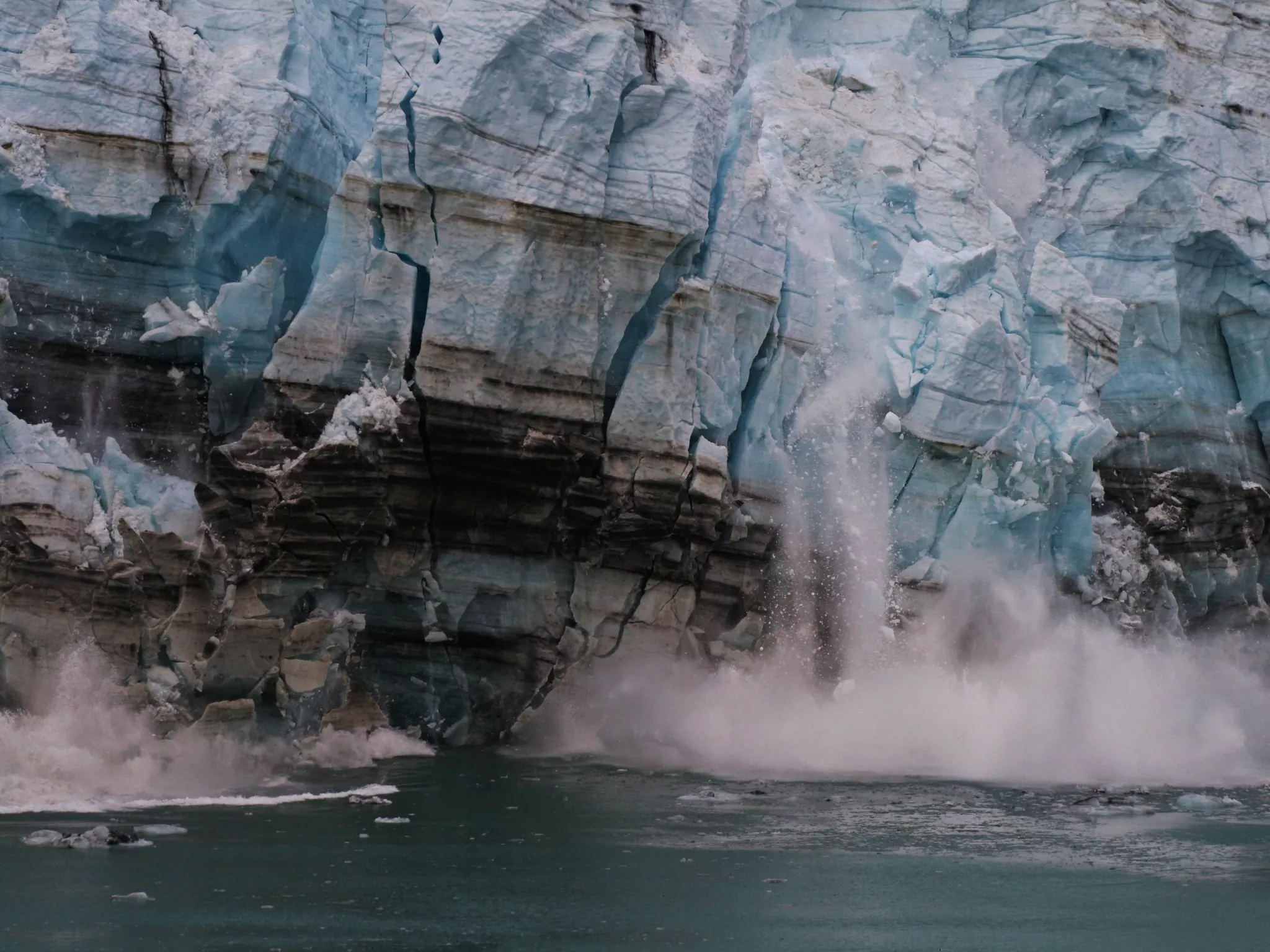 Glacier qui s'écroule