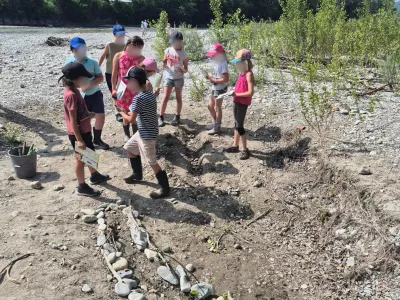 enfants au bord de l'Asse