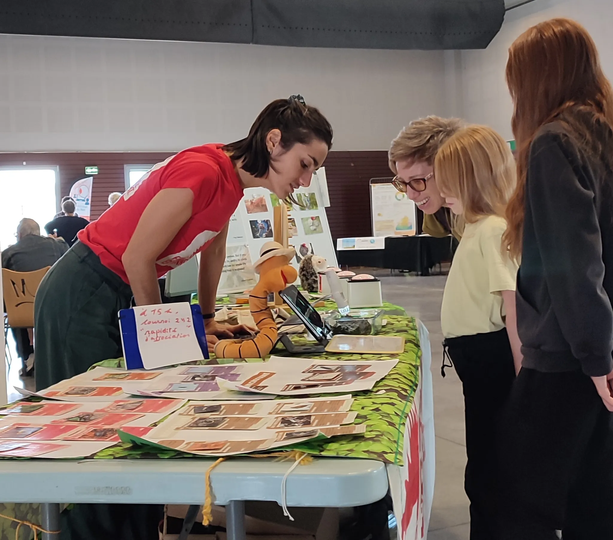 Le regard captivé sur les petits habitants du compost