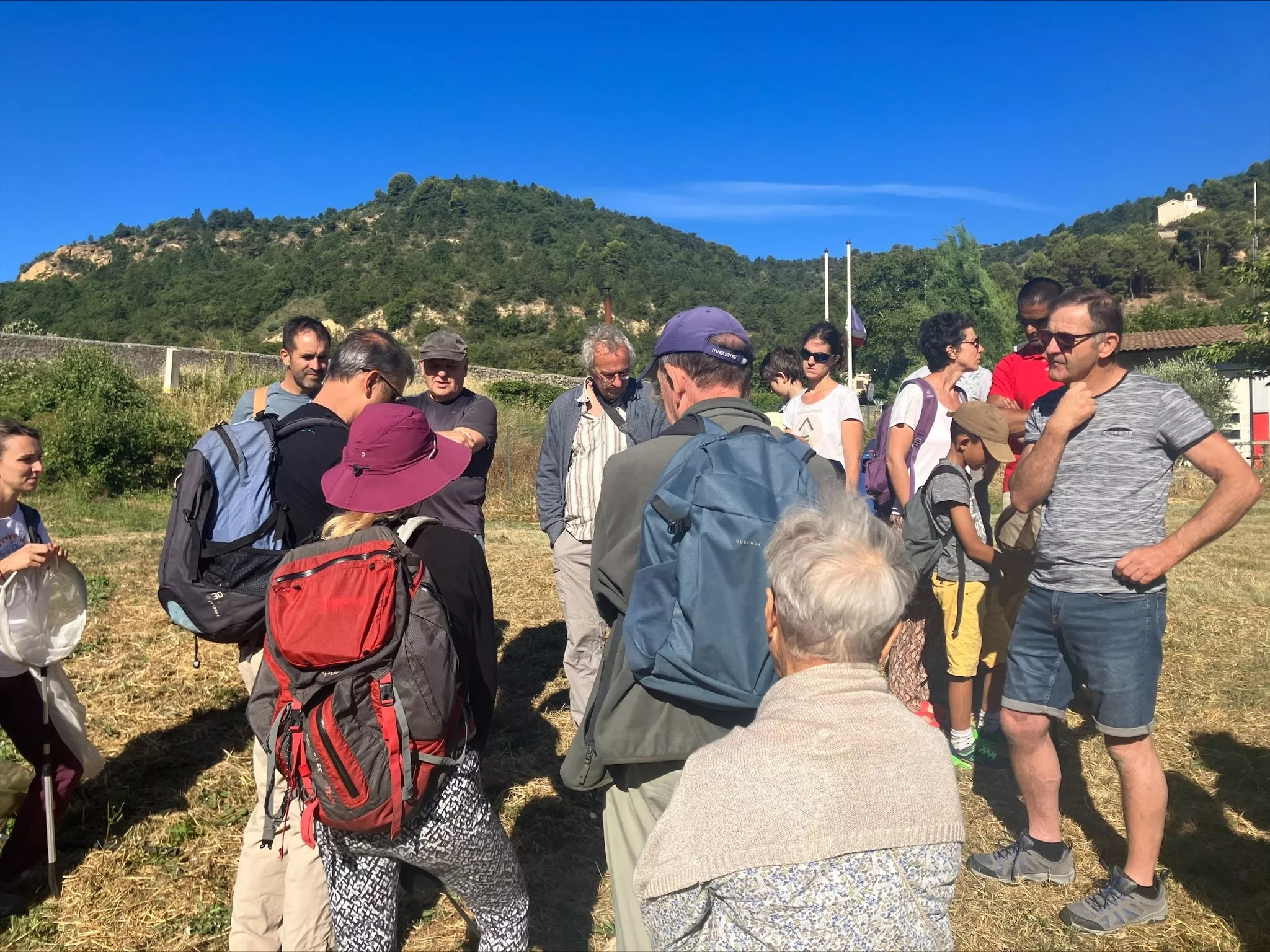 Les participants de la fête de l'Asse à l'écoute de Nicolas Maurel